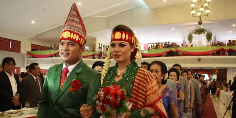 Tak Percaya Mitos, Posan Nikah Tanggal 13