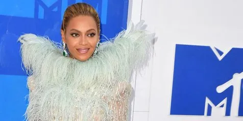 Tampil Kasual Saat Tonton Basket, Harga Tas Anak Beyonce Bikin Kaget
