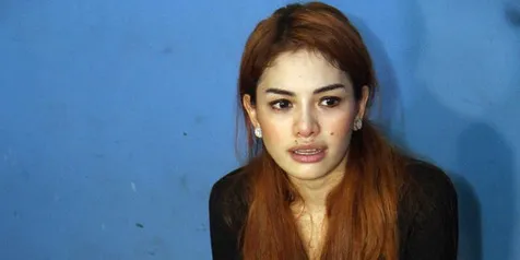 Tangan Dipegangi, Nikita Mirzani Dihajar Hingga Babak Belur