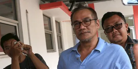 Tanpa Diantar Keluarga, Tio Pakusadewo Mengaku Siap Jalani Rehabilitasi