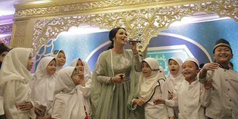 Tanpa Jarak, Krisdayanti Nyanyi Bareng Ratusan Anak Yatim Piatu