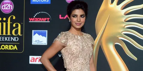 Tanpa Perhiasan, Priyanka Tampil 'Berkilau' Dengan Gaun Ini