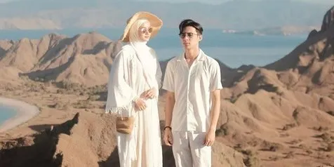 Tatap Mesra Sang Istri di Pinggir Pantai, Rey Mbayang Tulis Caption Manis untuk Dinda Hauw
