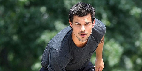 Taylor Lautner Unjuk Six Pack dan Tubuh Atletis di Lokasi 