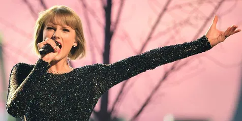 Taylor Swift Datang Sendiri ke Grammy, ke Mana Calvin Harris?