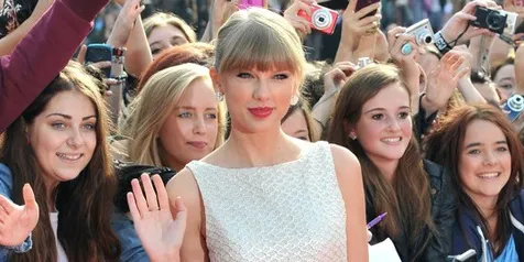 Taylor Swift Tabrak Mobil Saat Wawancara