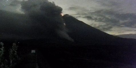 Tepat Setahun, Gunung Semeru Kembali Erupsi Luncurkan APG Sejauh 7 Km