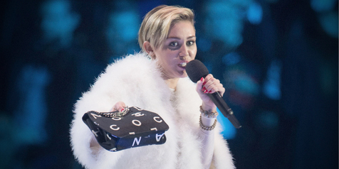 Terbaru, Miley Cyrus Unggah Foto Berduaan Dengan Produser