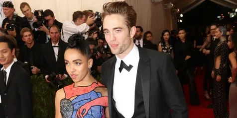 Terlalu Cinta, Robert Pattinson Turuti Keinginan FKA Twigs?