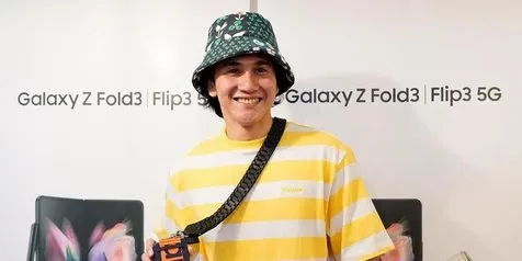 Terpengaruh Video Klip BTS, Vino G. Bastian Ikutan Tren Foldable