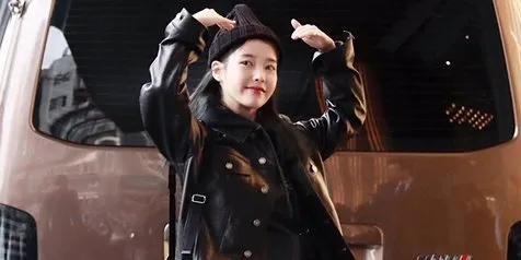 Tiba Dari Taiwan, IU Berbagi Oleh-Oleh Untuk Para Penggemar di Bandara