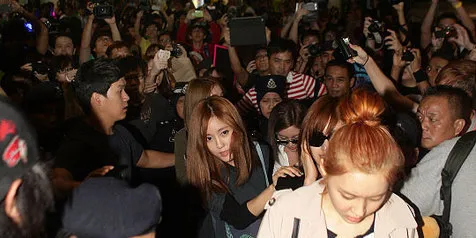 Tiba di Malaysia, T-Ara Disambut 2.500 Fans di Bandara