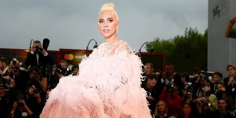 Tinggalkan Dandanan Nyentrik, Lady Gaga Tampil Manis di Cover Vogue