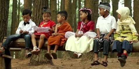 Perbedaan tradisi adat istiadat dan budaya antar daerah di indonesia tidak boleh membuat kita menjadi saling