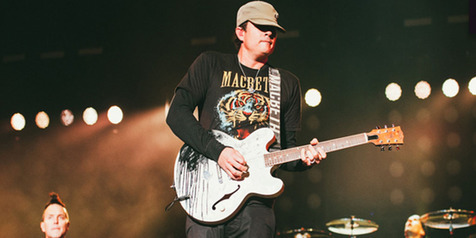 Travis Barker: Tom DeLonge Ingin Ubah Musik Blink 182 Mirip U2