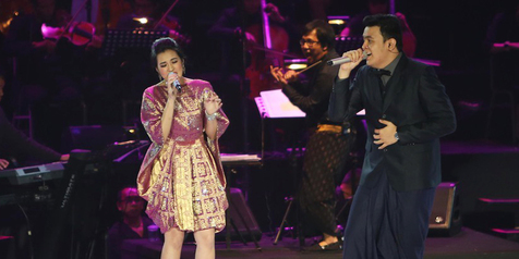 Tulus dan Raisa Akhirnya Menyatu di Konser Satu Indonesia