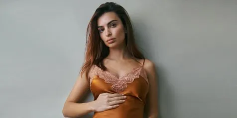 Umumkan Kehamilan Anak Pertama, Emily Ratajkowski Pamer Baby Bump yang Sudah Besar