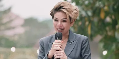 Unggah Foto Lama Tampil Topless dengan Rambut Keriting, Nikita Mirzani Dibanjiri Pujian