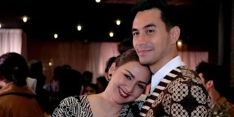 Unggah Video Tik Tok Bareng Istri, Darius Sinathrya Tulis Caption Manis