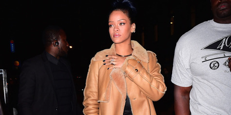 Usai Terlambat 30 Menit, Rihanna Nangis di Atas Panggung