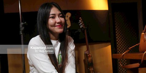 Via Vallen Tampak Cantik Kenakan Hijab, Bawakan Lagu 