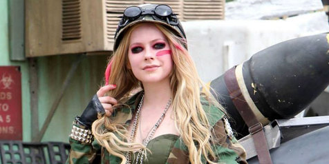 [Video] Avril Lavigne Perang Lawan Monster Hiu di 'Rock N Roll'