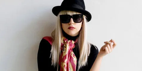 Video Lady Gaga Pasang Tindik Disebar Periasnya