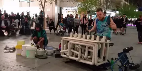 VIDEO: Modal Pipa dan Ember Bekas, 2 Orang Ini Jadi Tontonan Umum