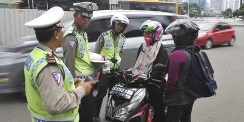 VIDEO: Pria Ini Berani Tilang Polisi Yang Pakai Knalpot Racing