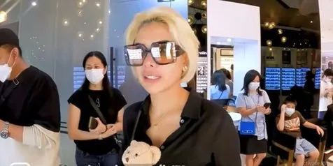Bikin Heran Netizen, Nikita Mirzani Belanja Baju dan Gelang Buat Sahabat Sampai 100 Juta Sekali Borong