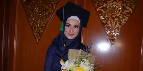 Wisuda Sempat Tertunda, Shireen Sungkar Kini Resmi Jadi Sarjana