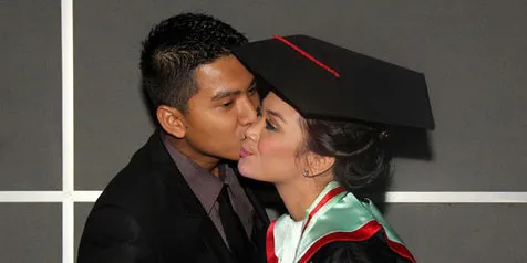 Wisuda, Sheza Idris Dapat Kejutan Dari Pacar - KapanLagi.com