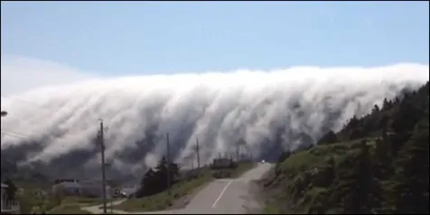 Wow, Gumpalan Asap Menggulung Bak Tsunami di Gunung Ini