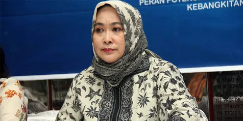 Yenny Rachman Sempat Hadiahi Ully Artha Sajadah Cantik