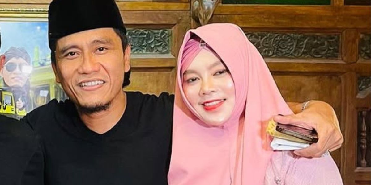 5 Intimate Portraits of Miftah Maulana and His Wife, Always United in Every Moment