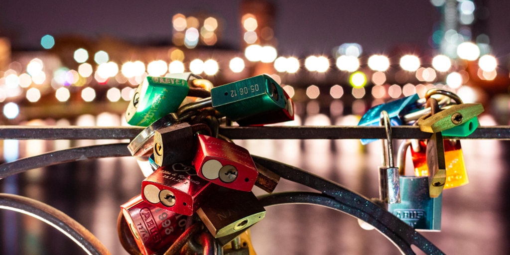 5 Most Instagrammable Love Lock Spots in the World, Can Be a Romantic Vacation Wishlist