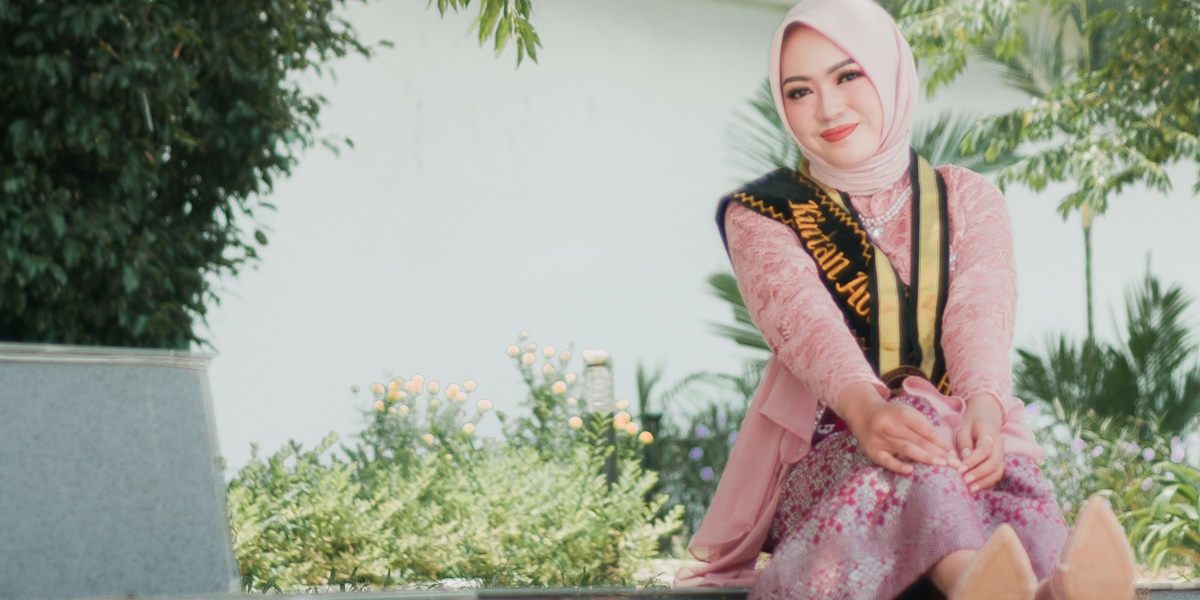 6 Inspirations for Elegant Yet Stylish Modern Brocade Hijab Kebaya Models