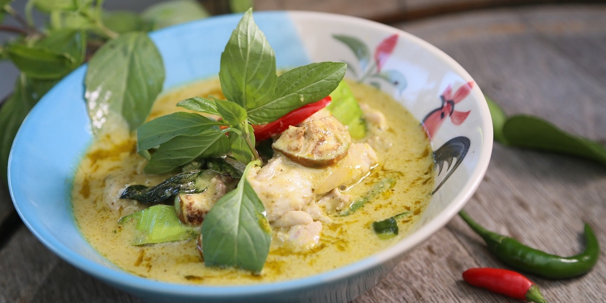 6 Recipes for Tom Kha Gai, Traditional Thai Food Made from Coconut Milk