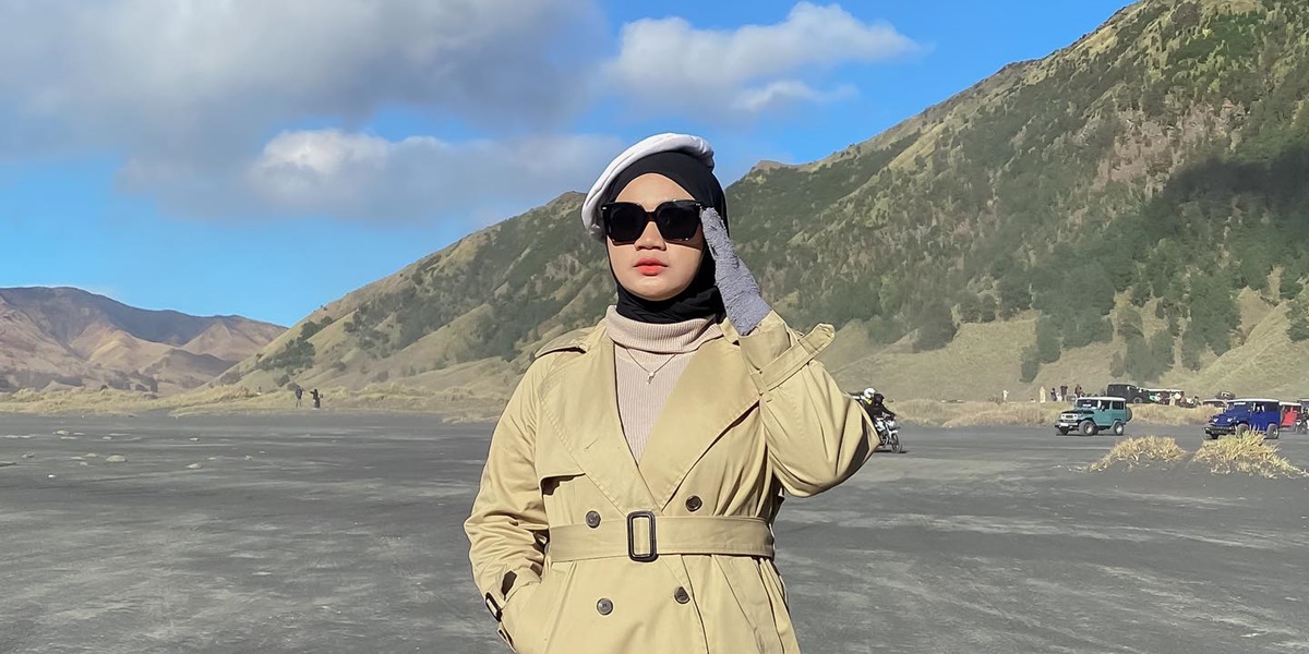 7 OOTD Bromo Hijab Inspirations with Various Looks, Warm and Stylish