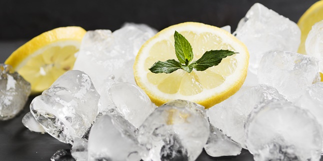 7 Benefits of Ice Cubes for a Beautiful Face, Overcome Oily Skin - Acne