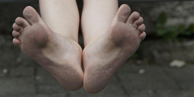 8 Ways to Naturally Smooth and Repair Rough and Cracked Heels