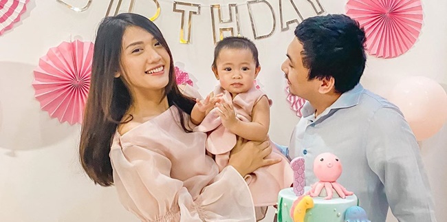 8 Adorable Photos of Raditya Dika's Child Wearing Cosplay Costume, Just Celebrated First Birthday