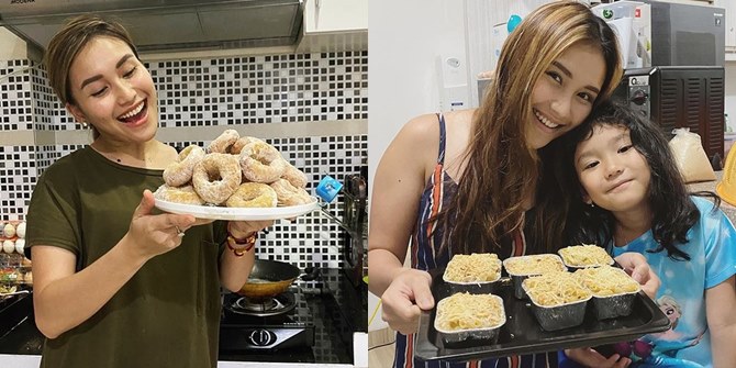 9 Photos of Ayu Ting Ting Cooking in the Kitchen During #StayAtHome, Making Different Snacks Every Day