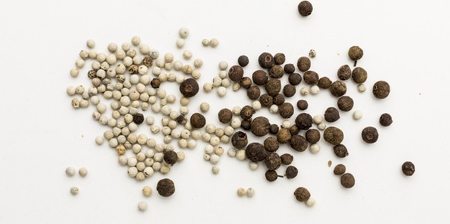 9 Benefits of White and Black Pepper for Beauty, Prevent Premature Aging - Nourish Hair