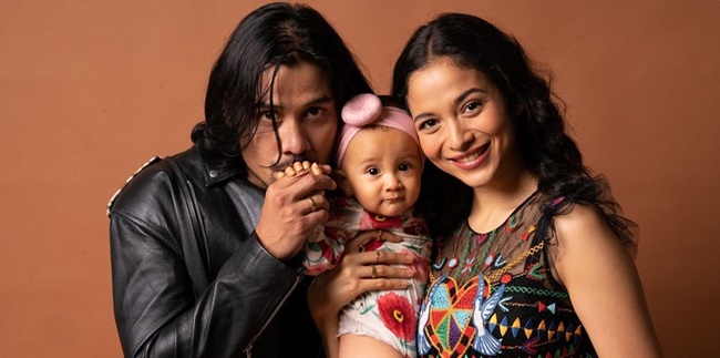 9 Portraits of Chicco Jerikho with Family, Harmonious - Becoming Family Goals