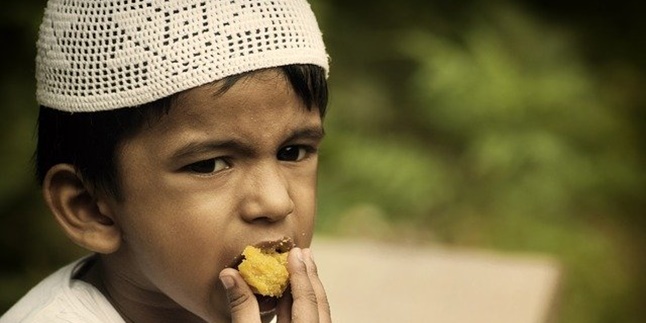 9 Tips for Training Children to Fast in Ramadan, One of Them is Cooking Favorite Foods