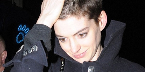 Anne Hathaway  Jika Artis Hollywood Diserang Demam Ketiak 