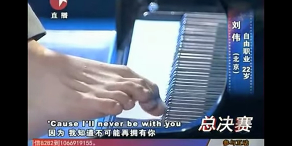 Abaikan Mustahil! Pria Ini Mainkan Piano Dengan Jari Kaki
