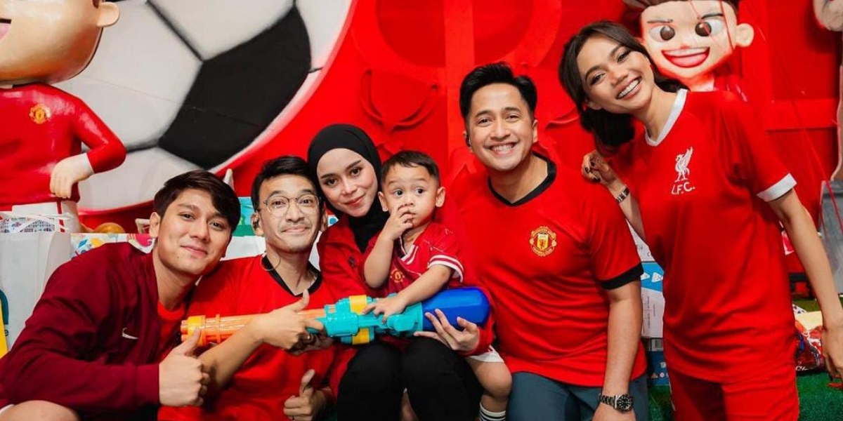 Abang L Birthday Cup Held at a Luxury Hotel with a Soccer Theme, Dominated by the Red Theme