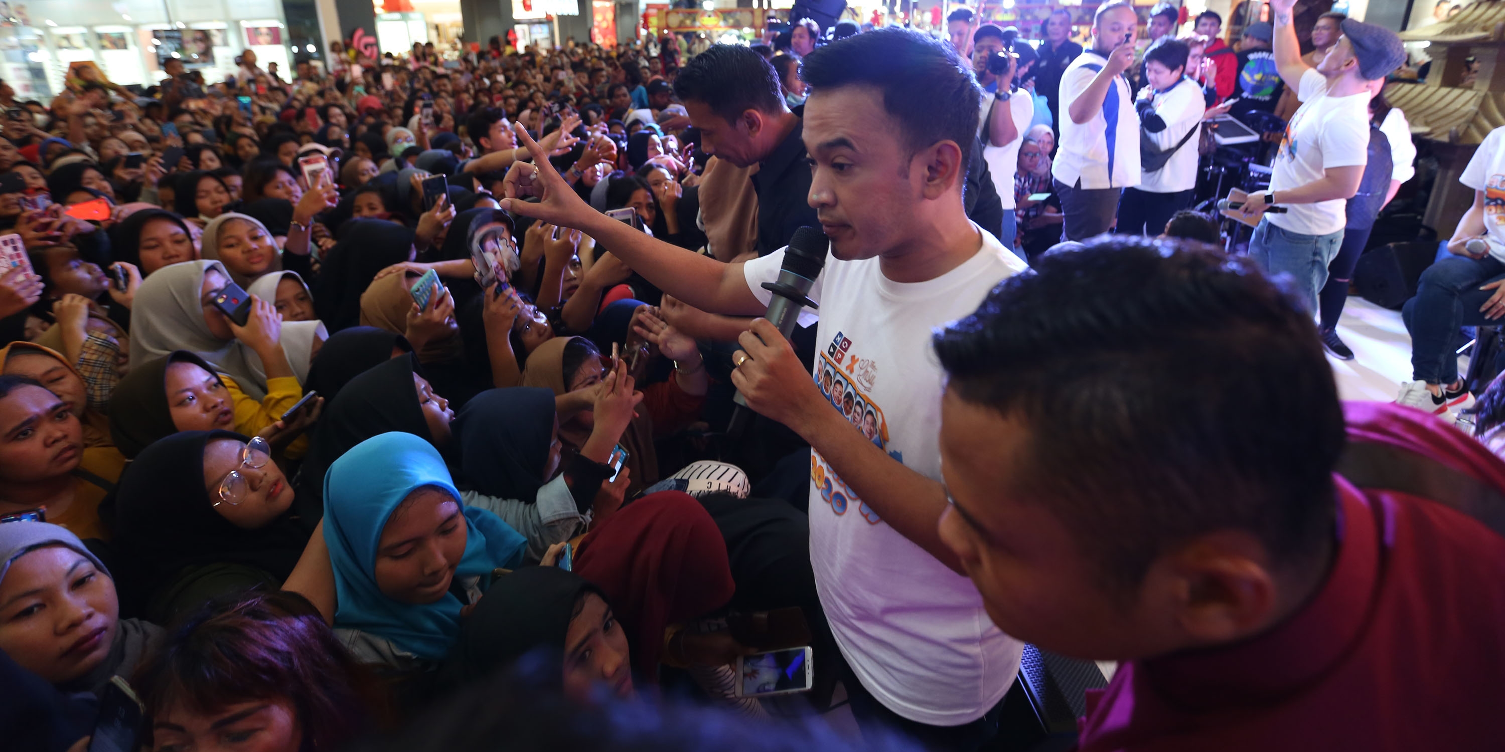 Hold Meet & Greet, The Onsu Family Welcomed Thousands of Fans at Cileungsi Mall